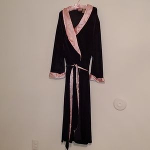 3x Black velveteen robe